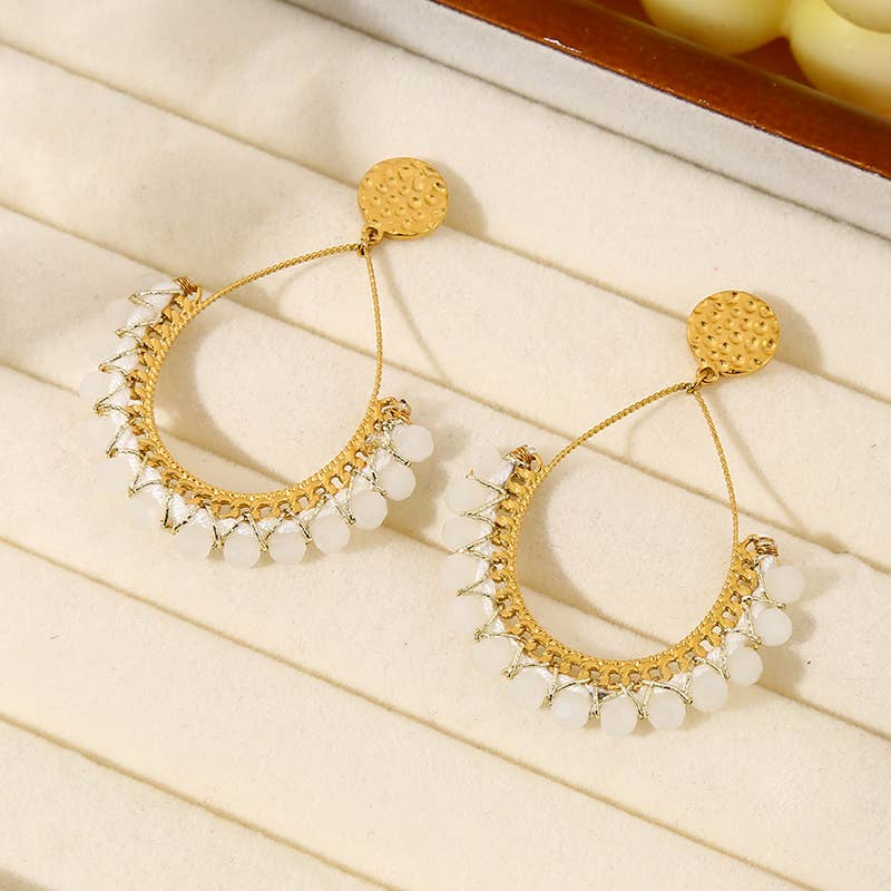 Pendientes colgantes con cristales blancos.