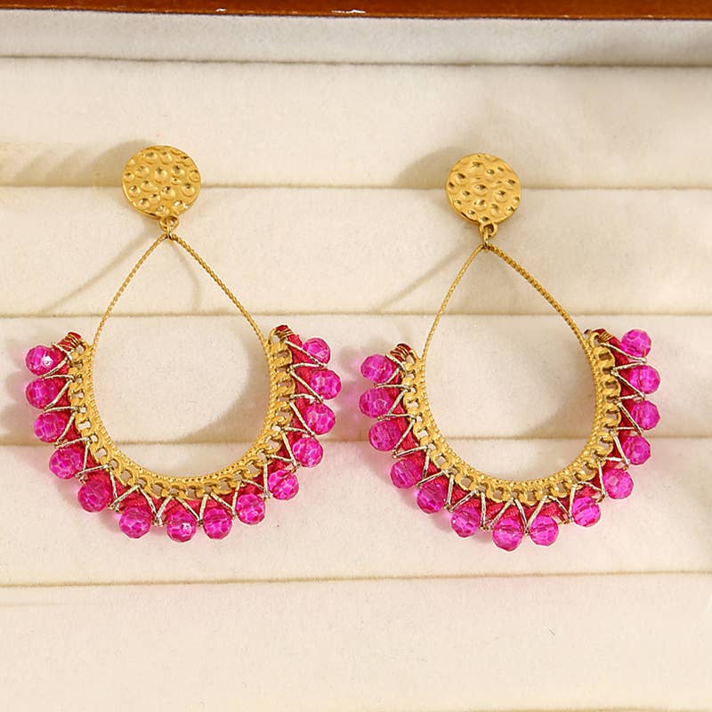Pendientes colgantes con cristales fucsias.