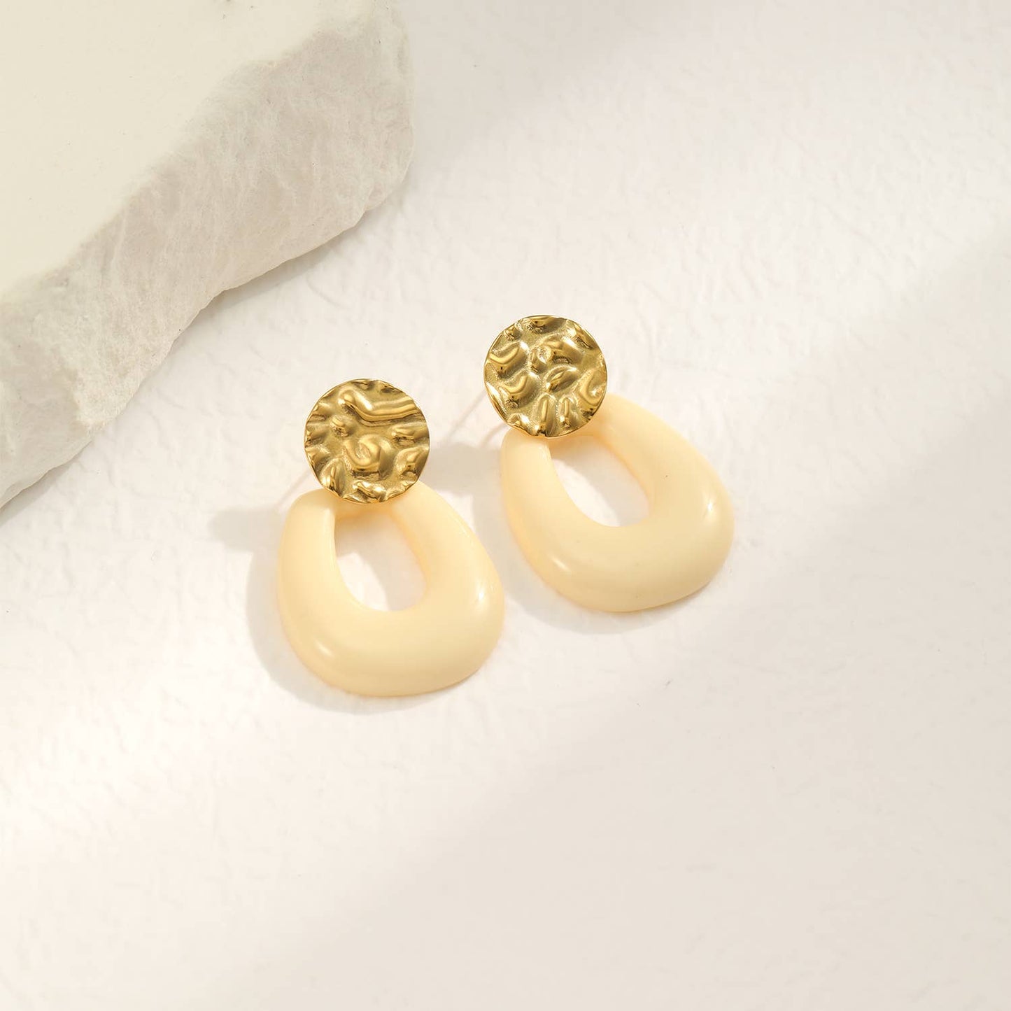 Pendientes martillados con aros blancos
