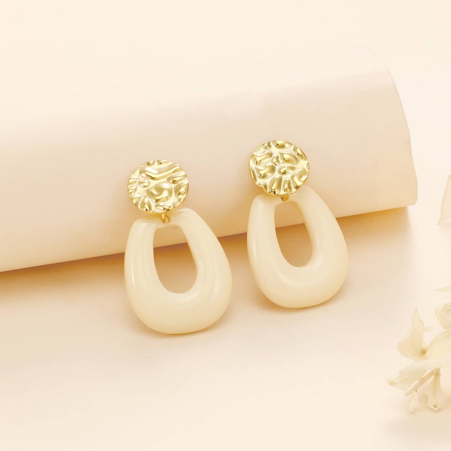 Pendientes martillados con aros blancos