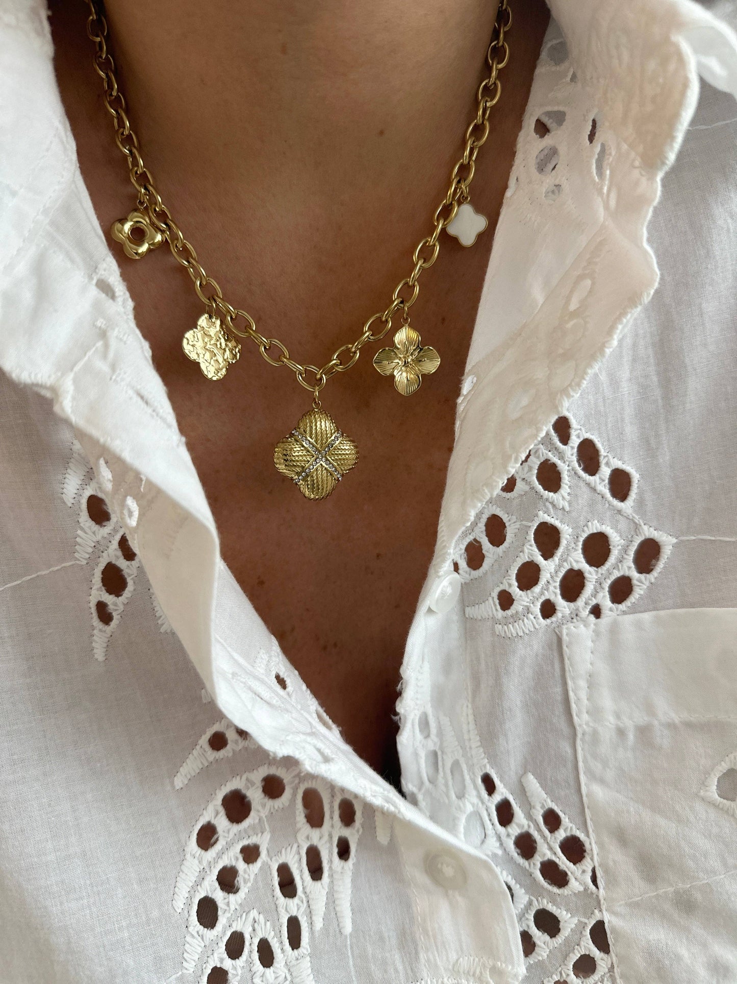 Collar Trébol con múltiples borlas