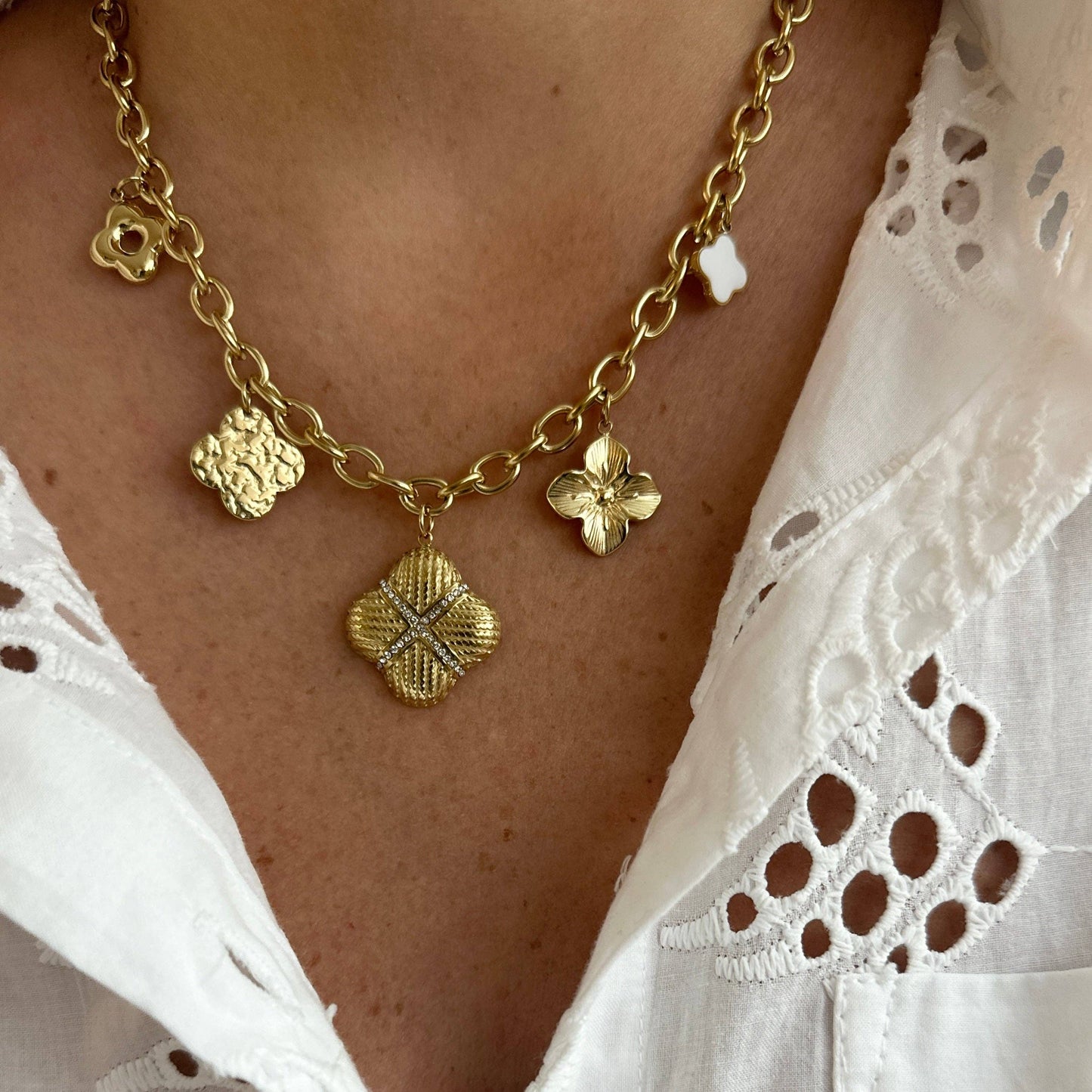 Collar Trébol con múltiples borlas