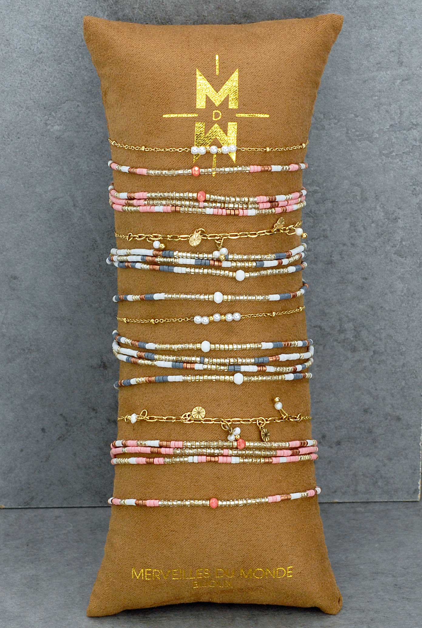 Pulseras con cuentas y con cadena de acero.
