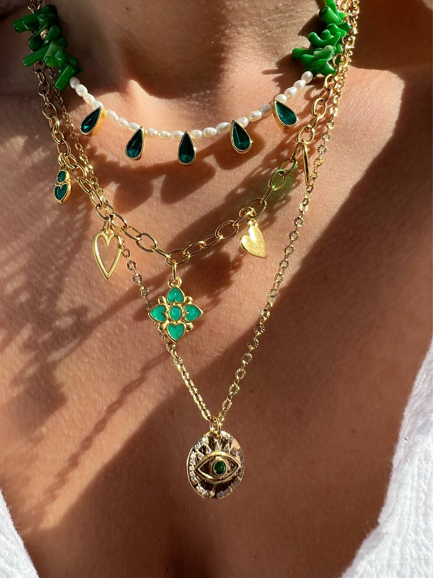 Collares combinables: corto con perlas, centro con cruz y largo con eye