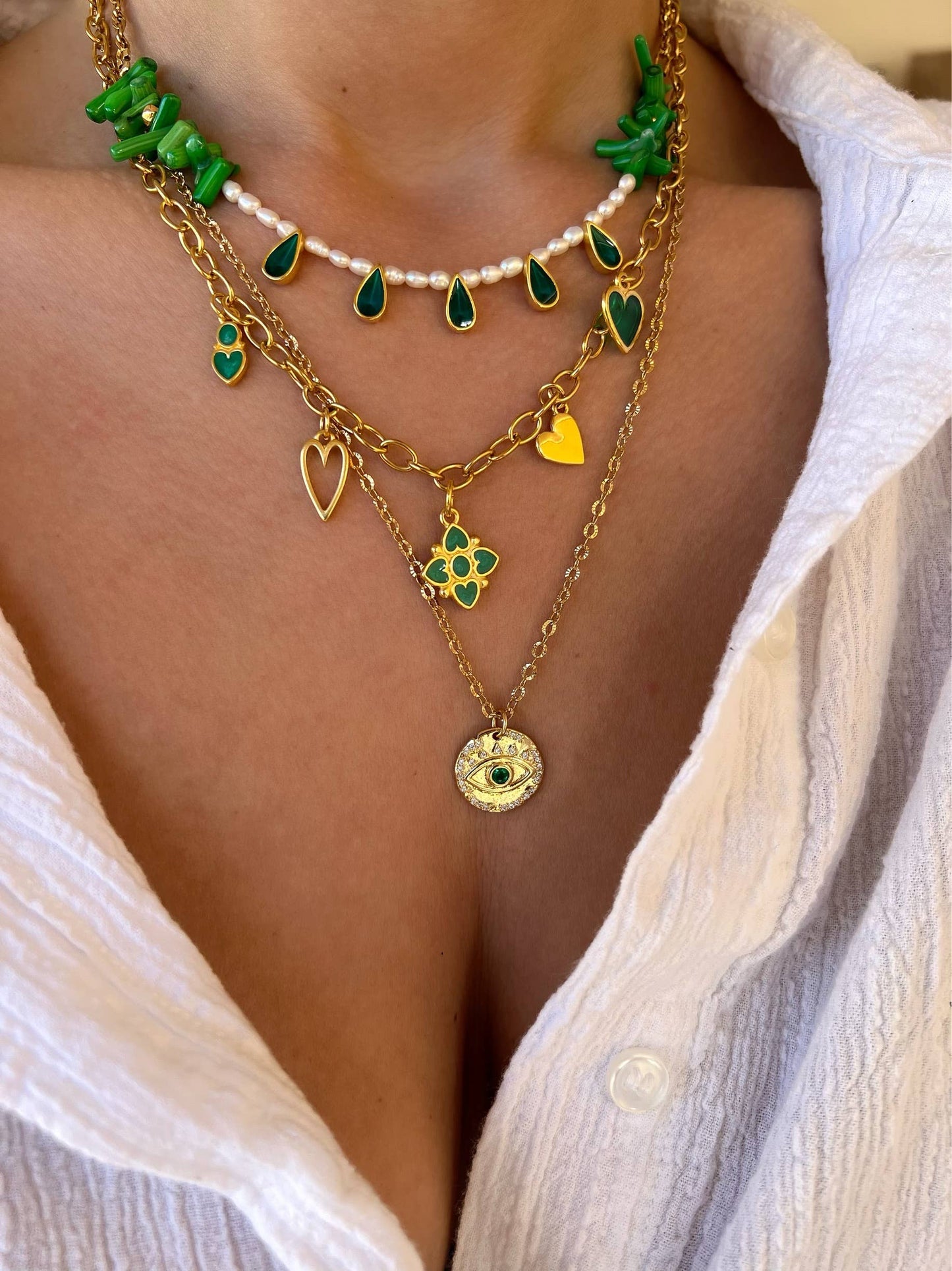 Collares combinables: corto con perlas, centro con cruz y largo con eye