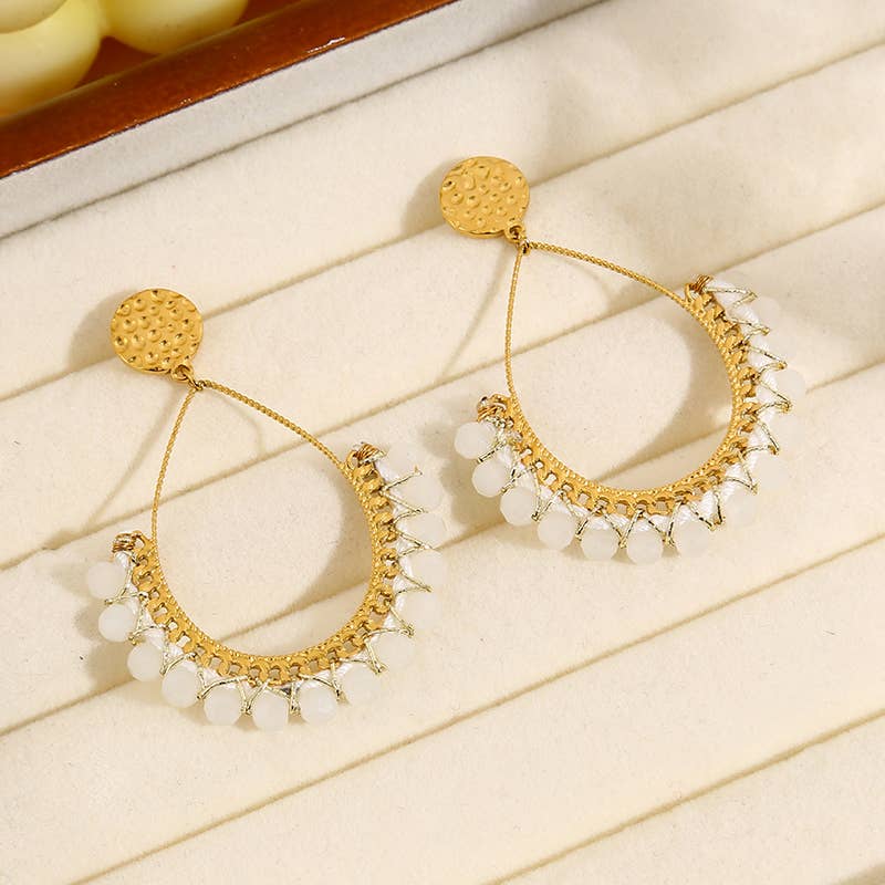 Pendientes colgantes con cristales blancos.