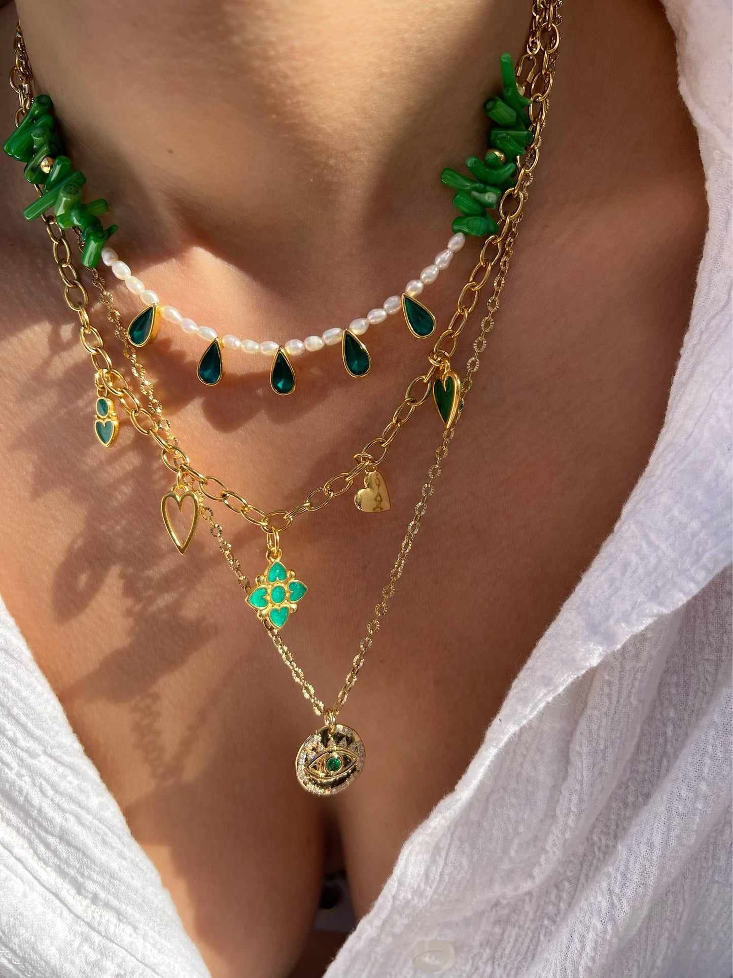 Collares combinables: corto con perlas, centro con cruz y largo con eye