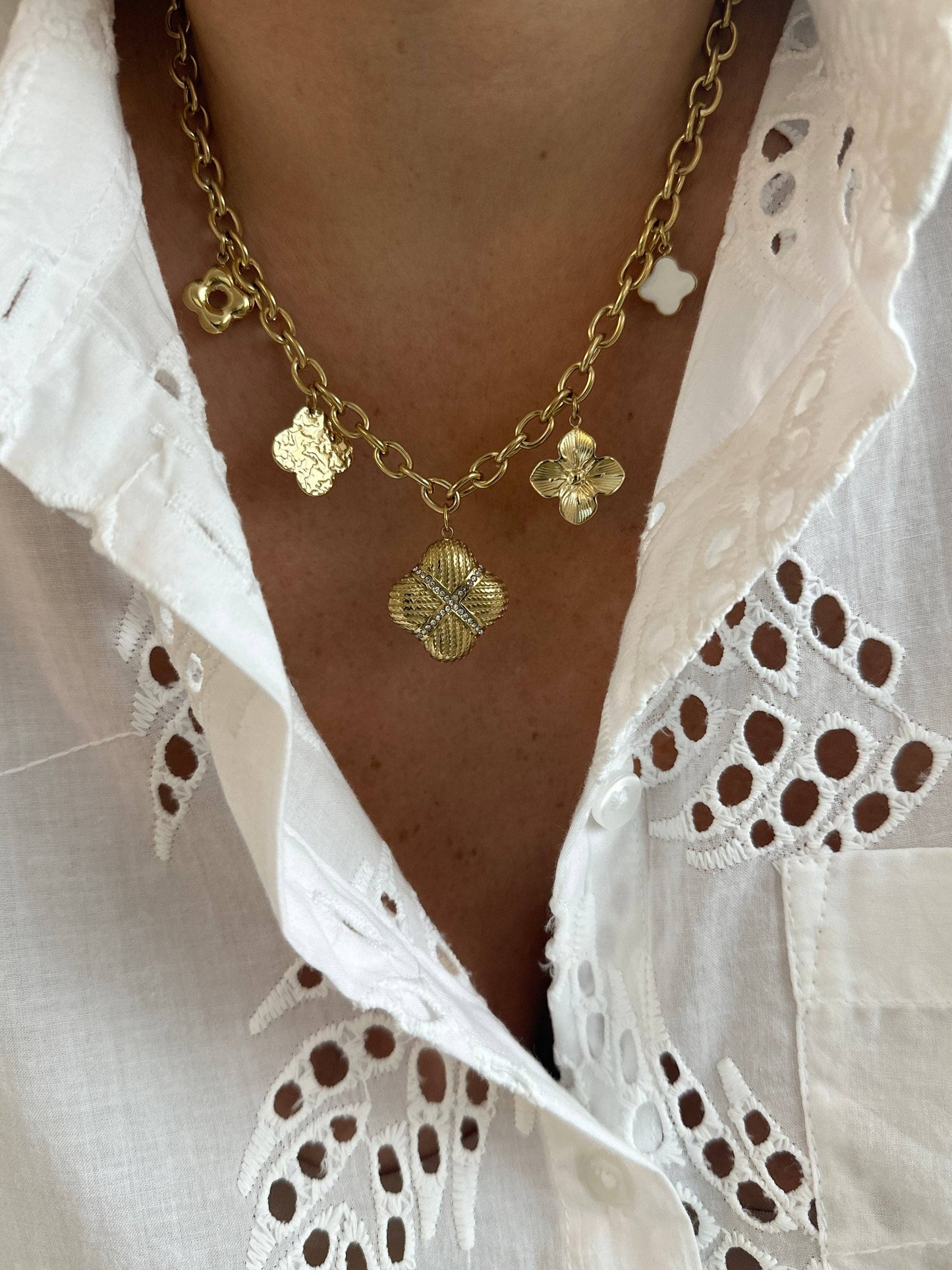 Collar Trébol con múltiples borlas