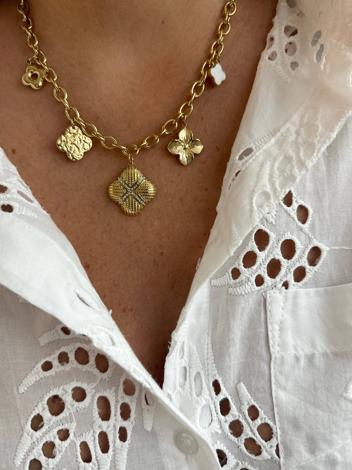 Collar Trébol con múltiples borlas