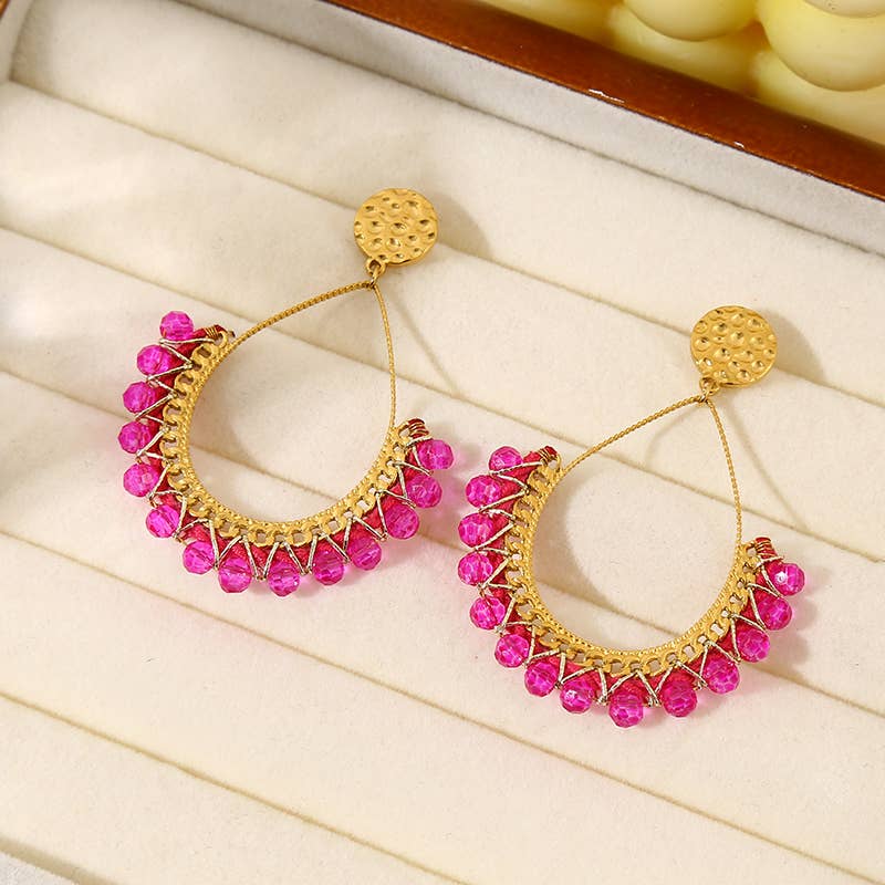 Pendientes colgantes con cristales fucsias.