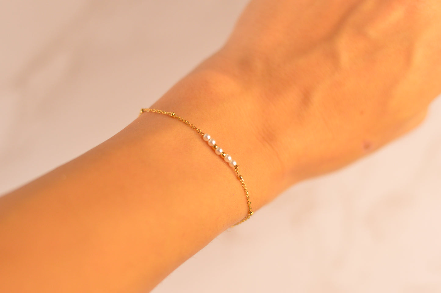 Pulseras con cuentas y con cadena de acero.