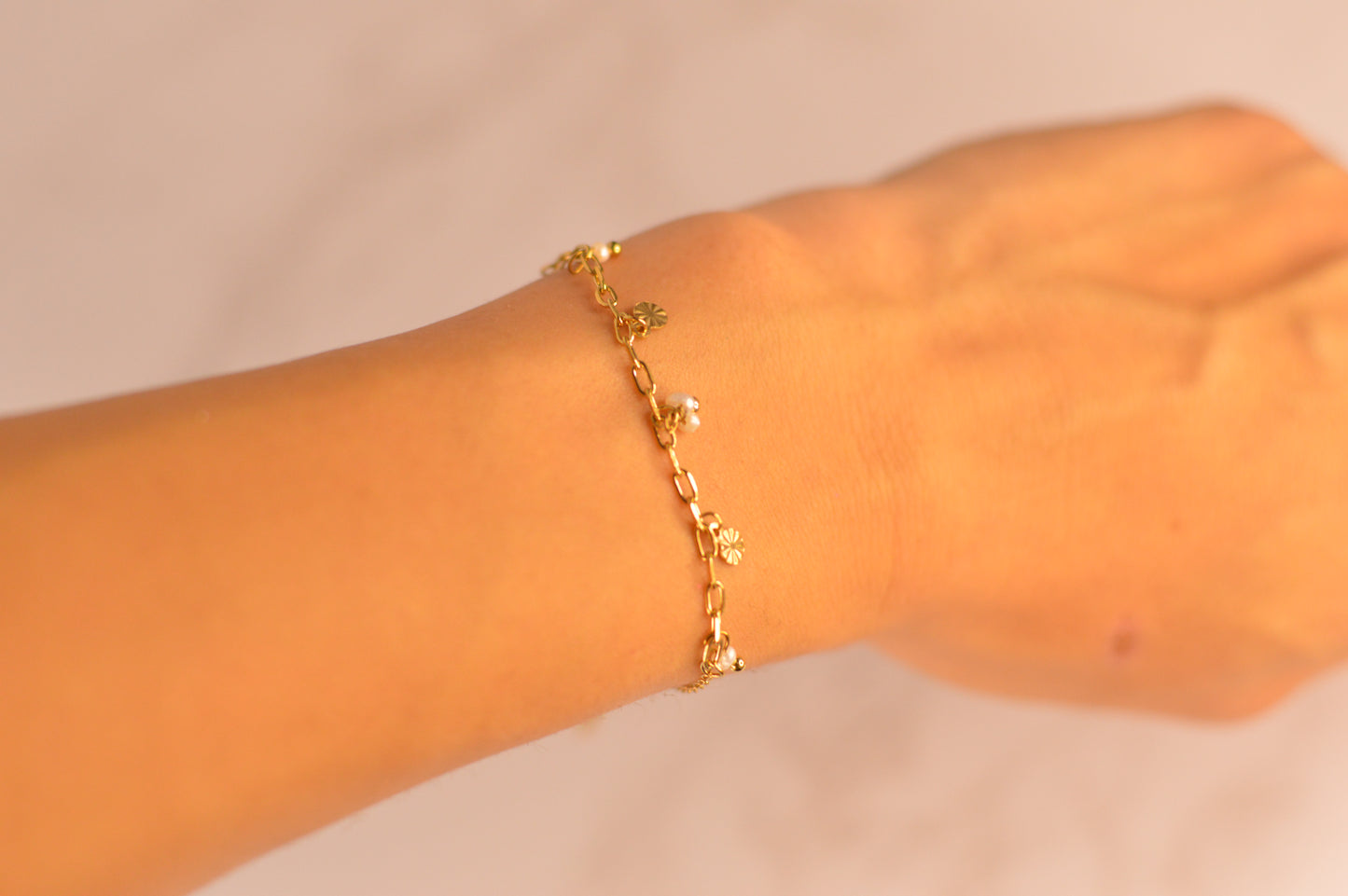 Pulseras con cuentas y con cadena de acero.