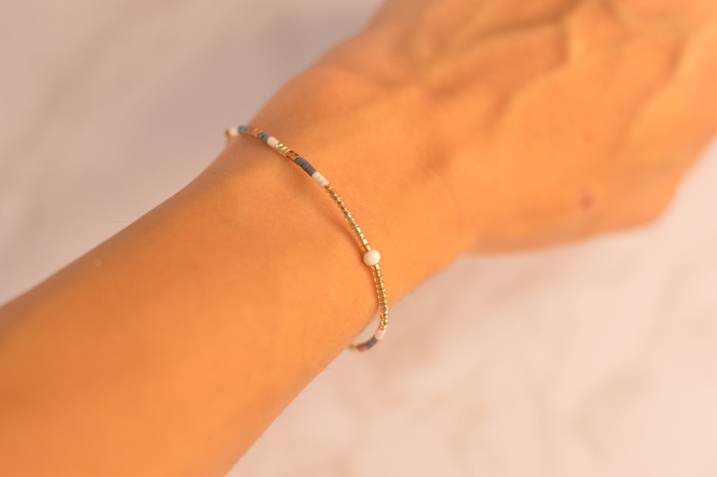 Pulseras con cuentas y con cadena de acero.