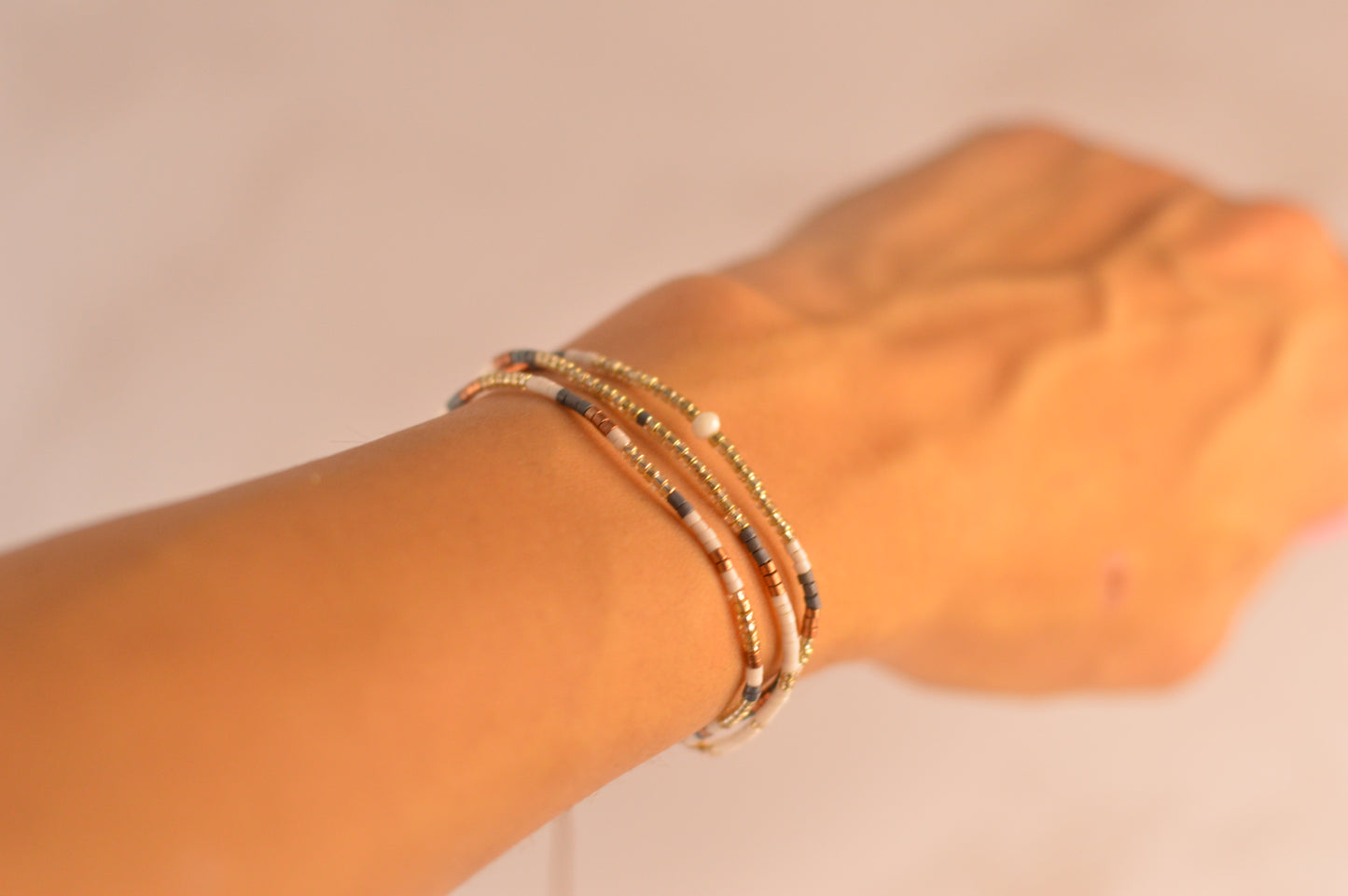 Pulseras con cuentas y con cadena de acero.