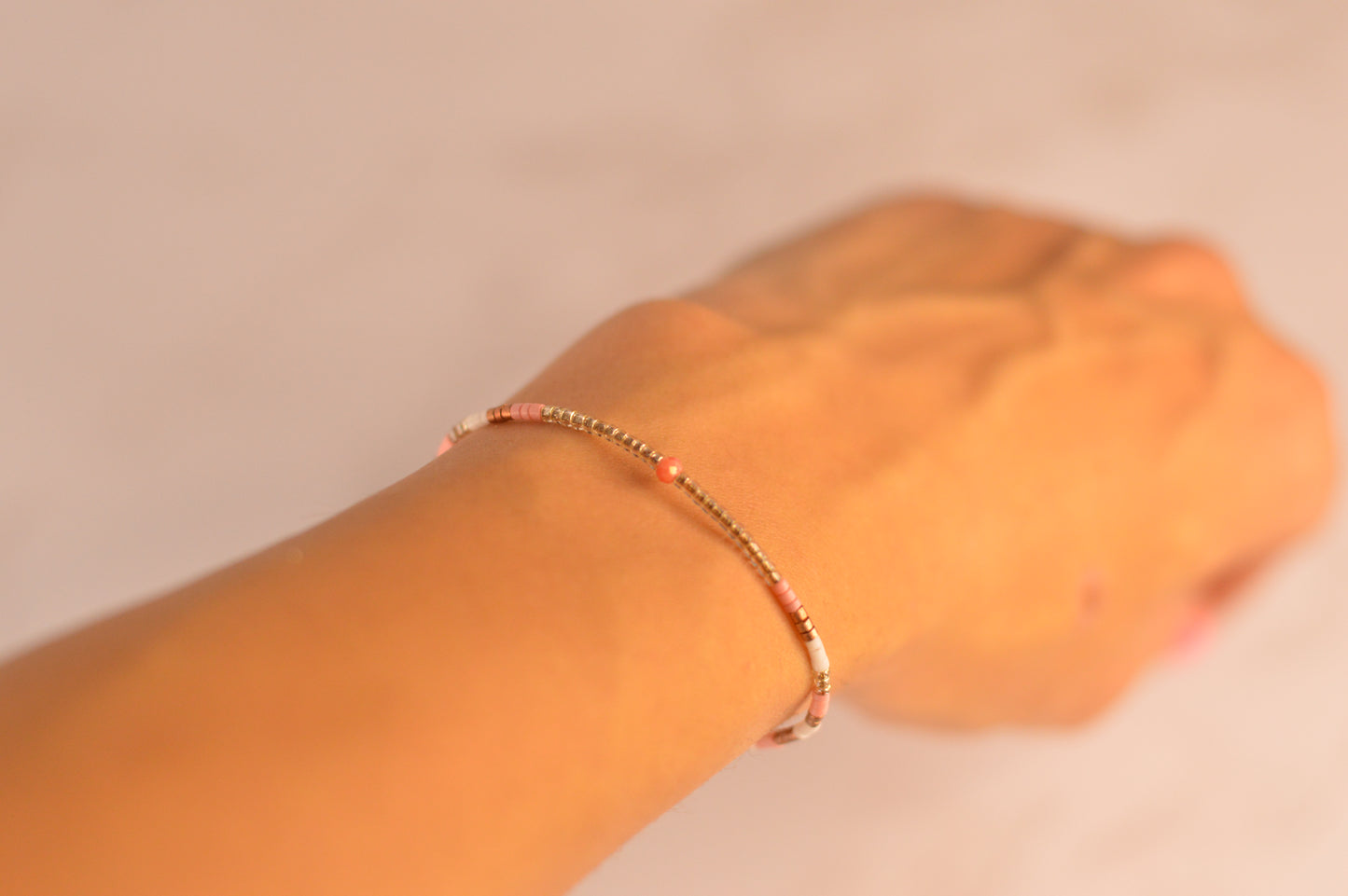 Pulseras con cuentas y con cadena de acero.