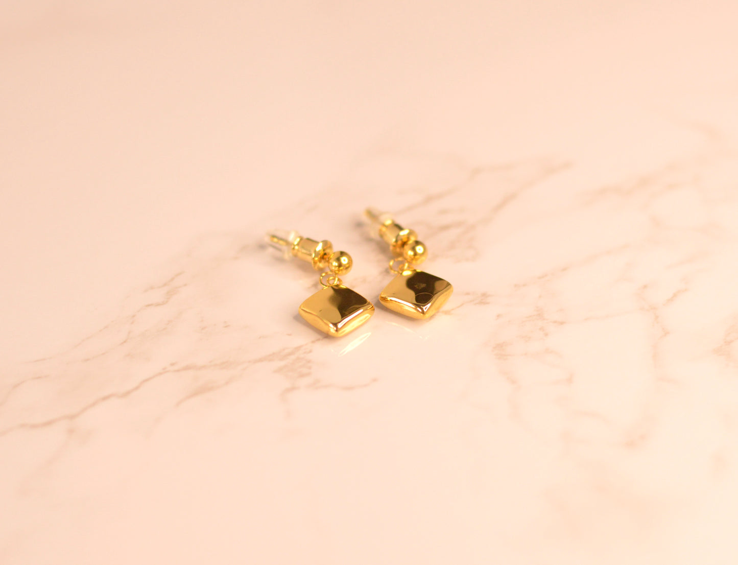 Pendientes de acero y acero chapado en oro
