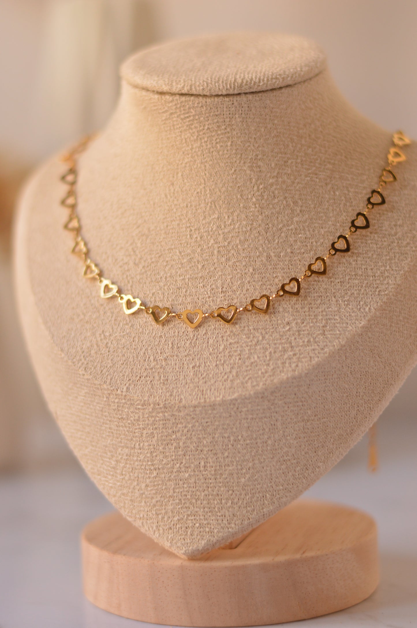 Collar Dorado corazón calado