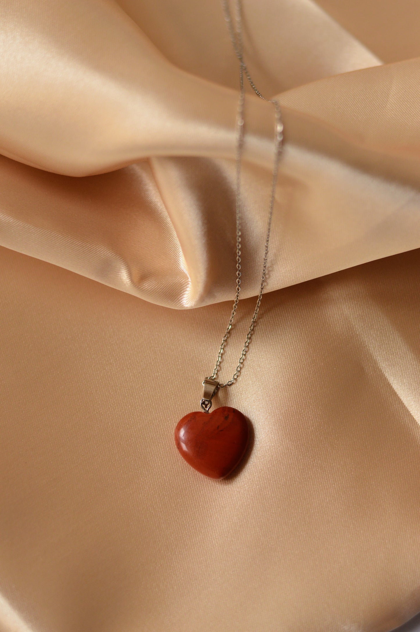 Collar con Colgante de piedra "Corazón"