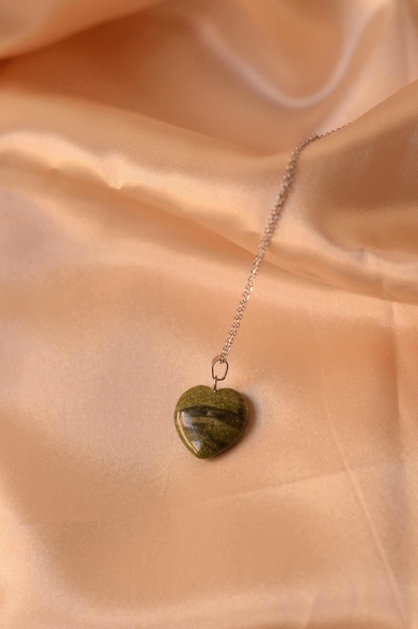 Collar con Colgante de piedra "Corazón"