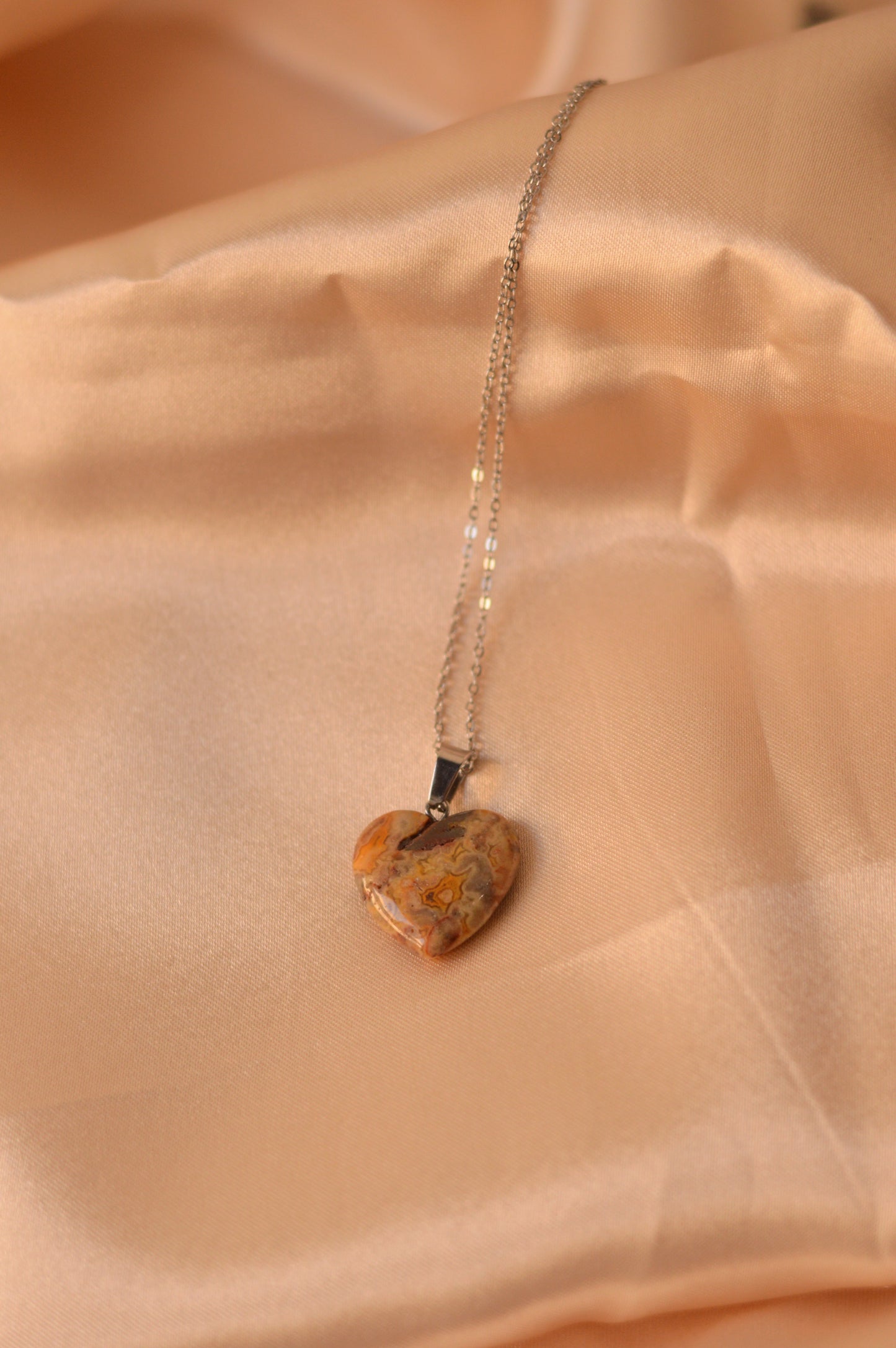 Collar con Colgante de piedra "Corazón"