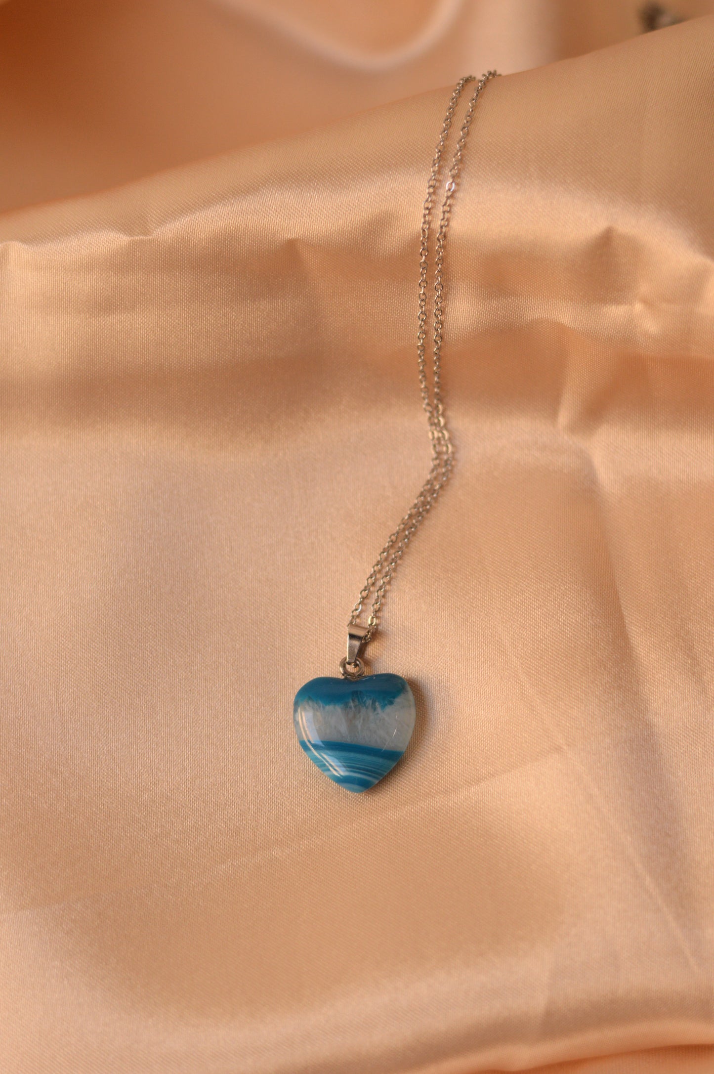 Collar con Colgante de piedra "Corazón"