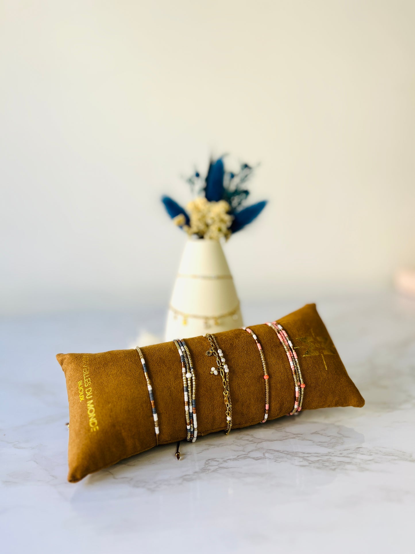 Pulseras con cuentas y con cadena de acero.