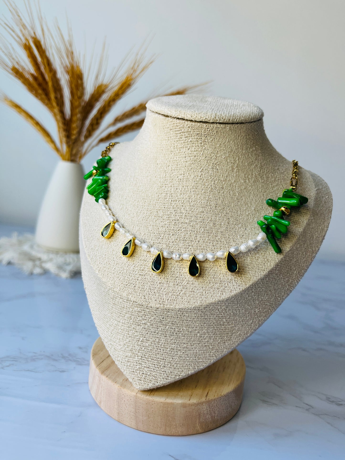 Collares combinables: corto con perlas, centro con cruz y largo con eye