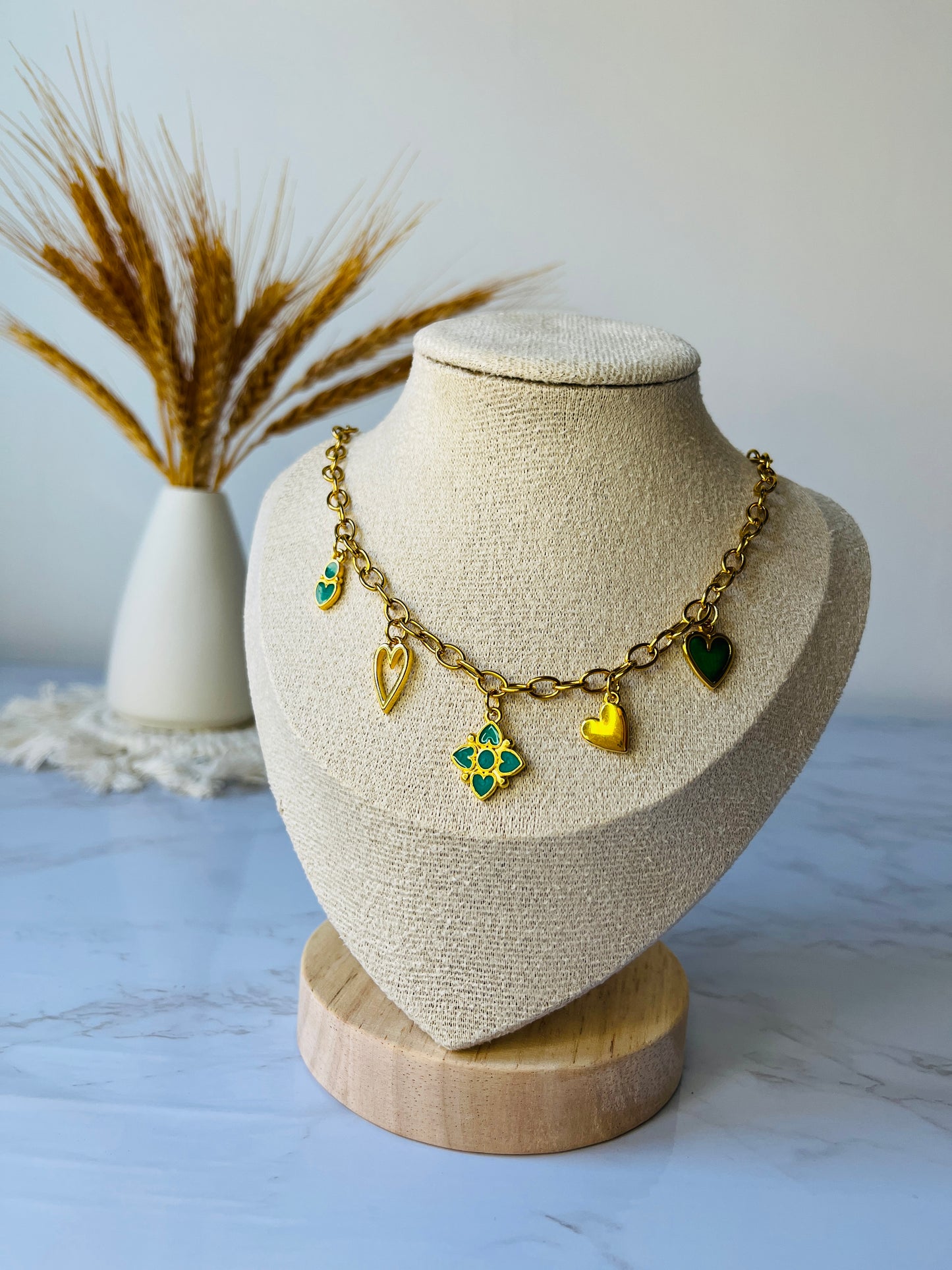 Collares combinables: corto con perlas, centro con cruz y largo con eye