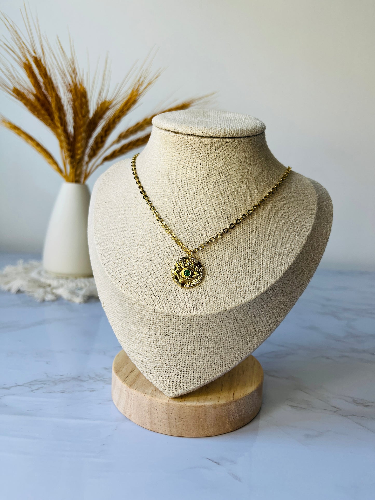Collares combinables: corto con perlas, centro con cruz y largo con eye