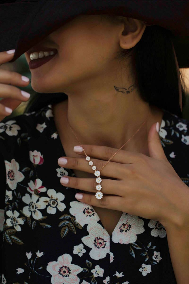 COLLAR DAISY ROW