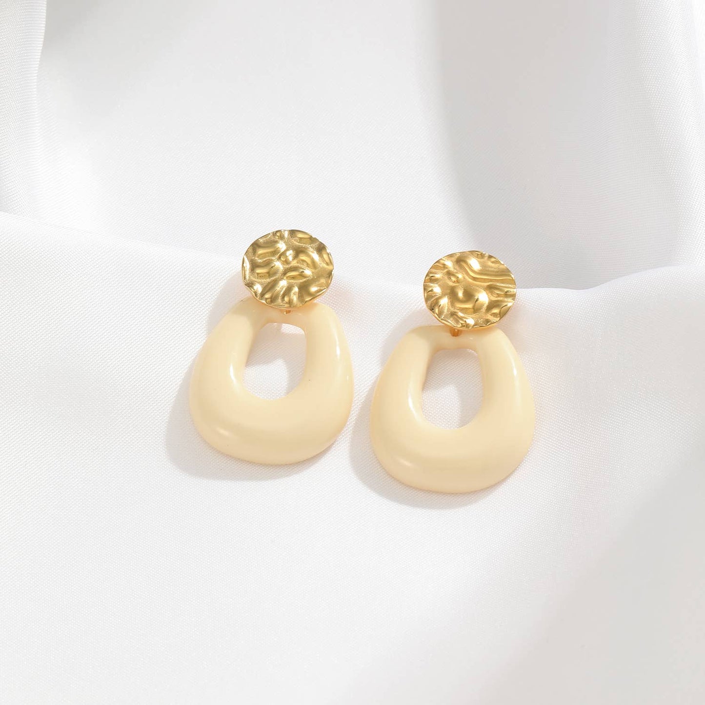 Pendientes martillados con aros blancos