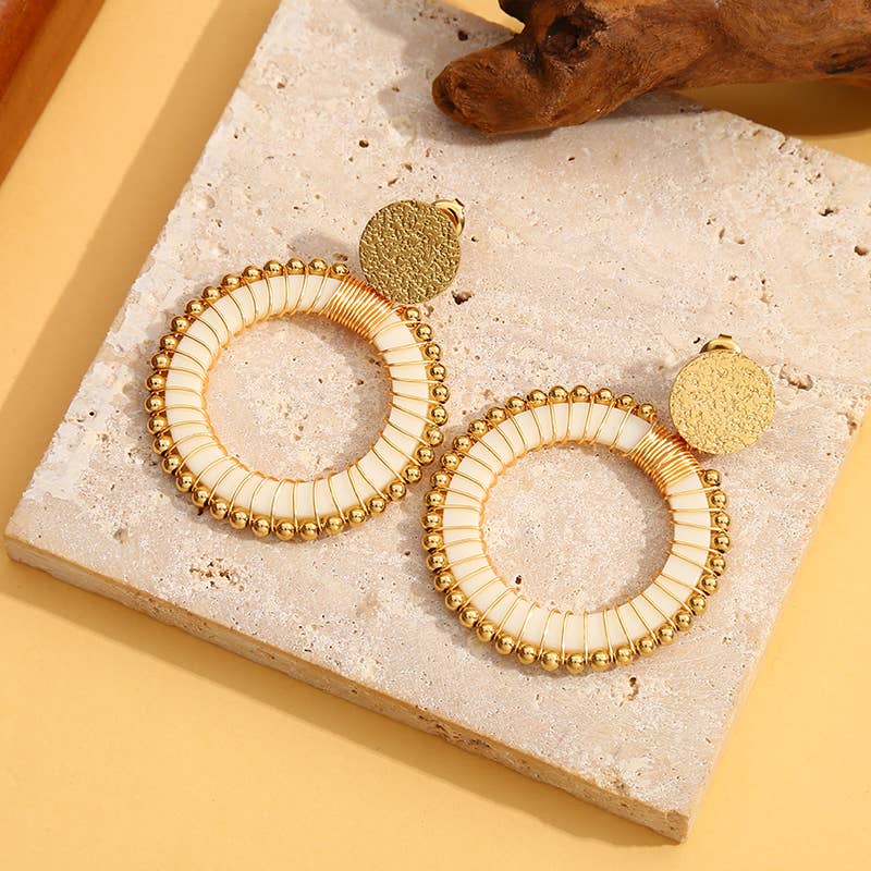 Pendientes con círculo acrílico beige