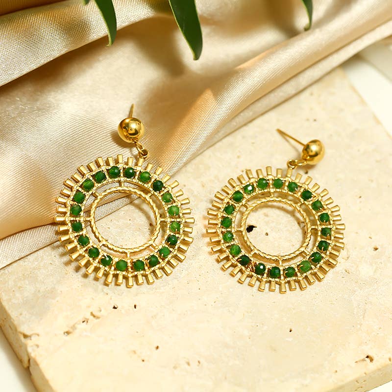 Pendientes de círculo dorado con cristales verdes