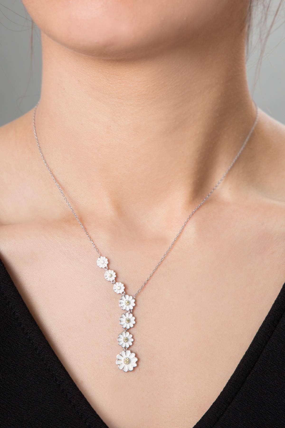 COLLAR DAISY ROW