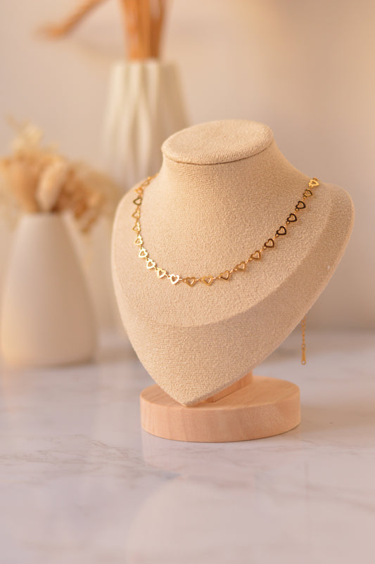 Collar Dorado corazón calado